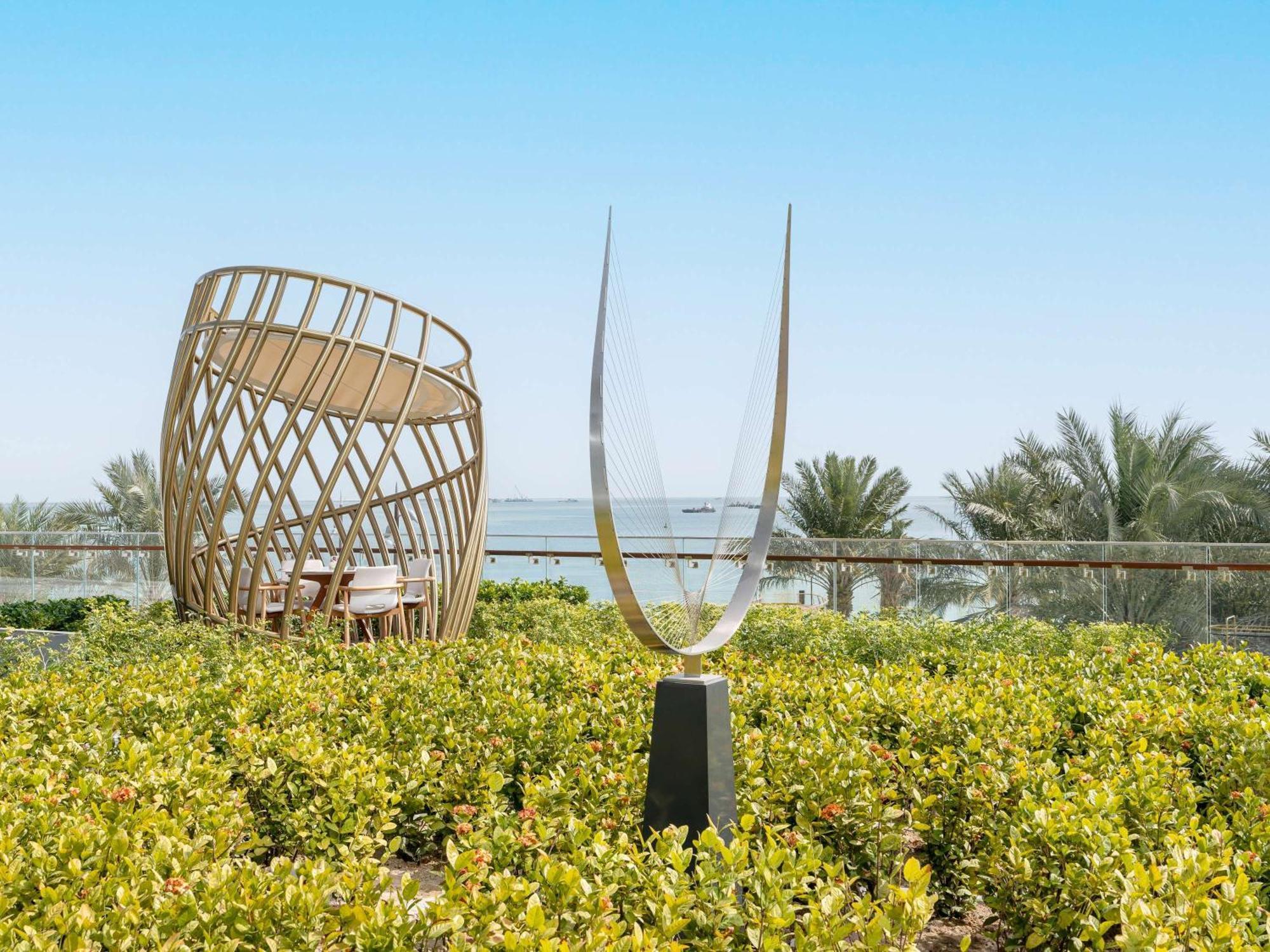 Fairmont Doha Hotell Lusail Eksteriør bilde The sculpture "The Spirit of the Sea" by the artist Yaacov Agam