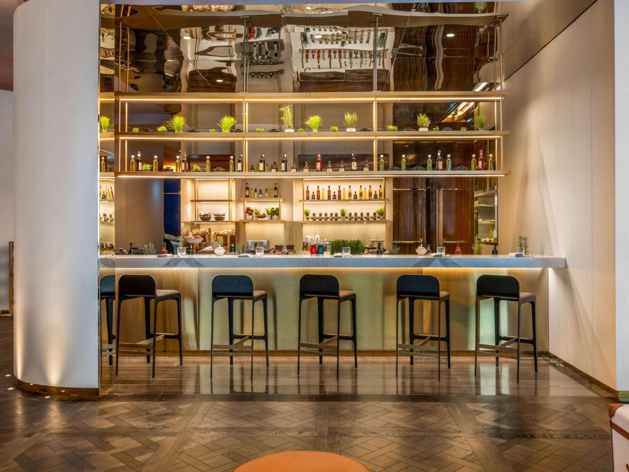 Fairmont Doha Hotell Lusail Eksteriør bilde The bar at the hotel