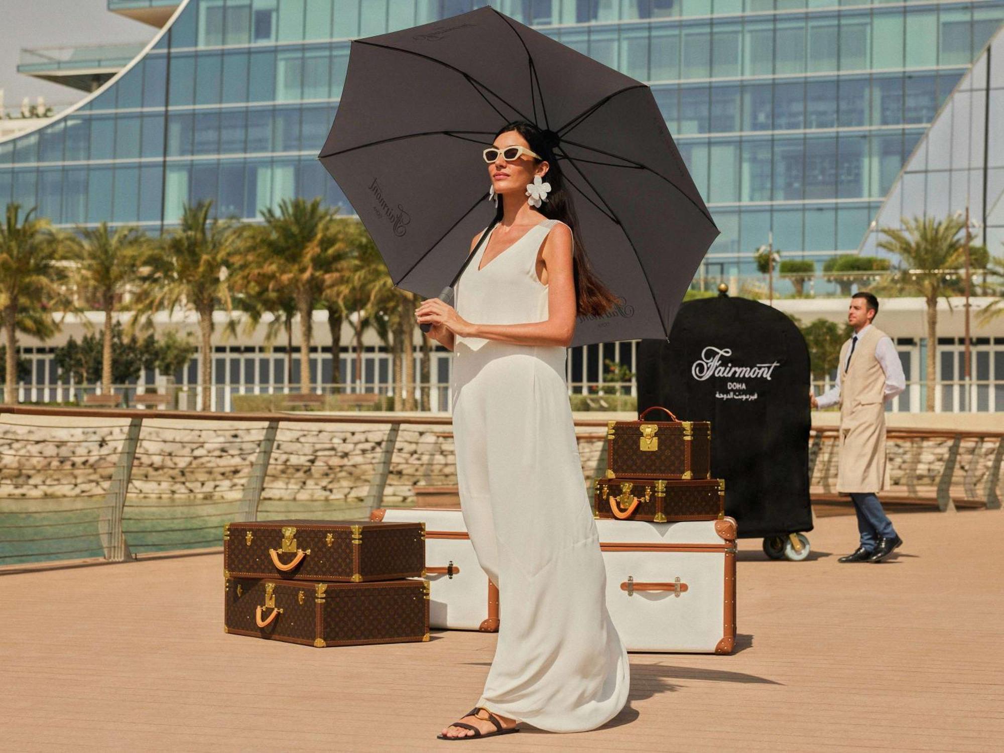 Fairmont Doha Hotell Lusail Eksteriør bilde A woman with a large umbrella