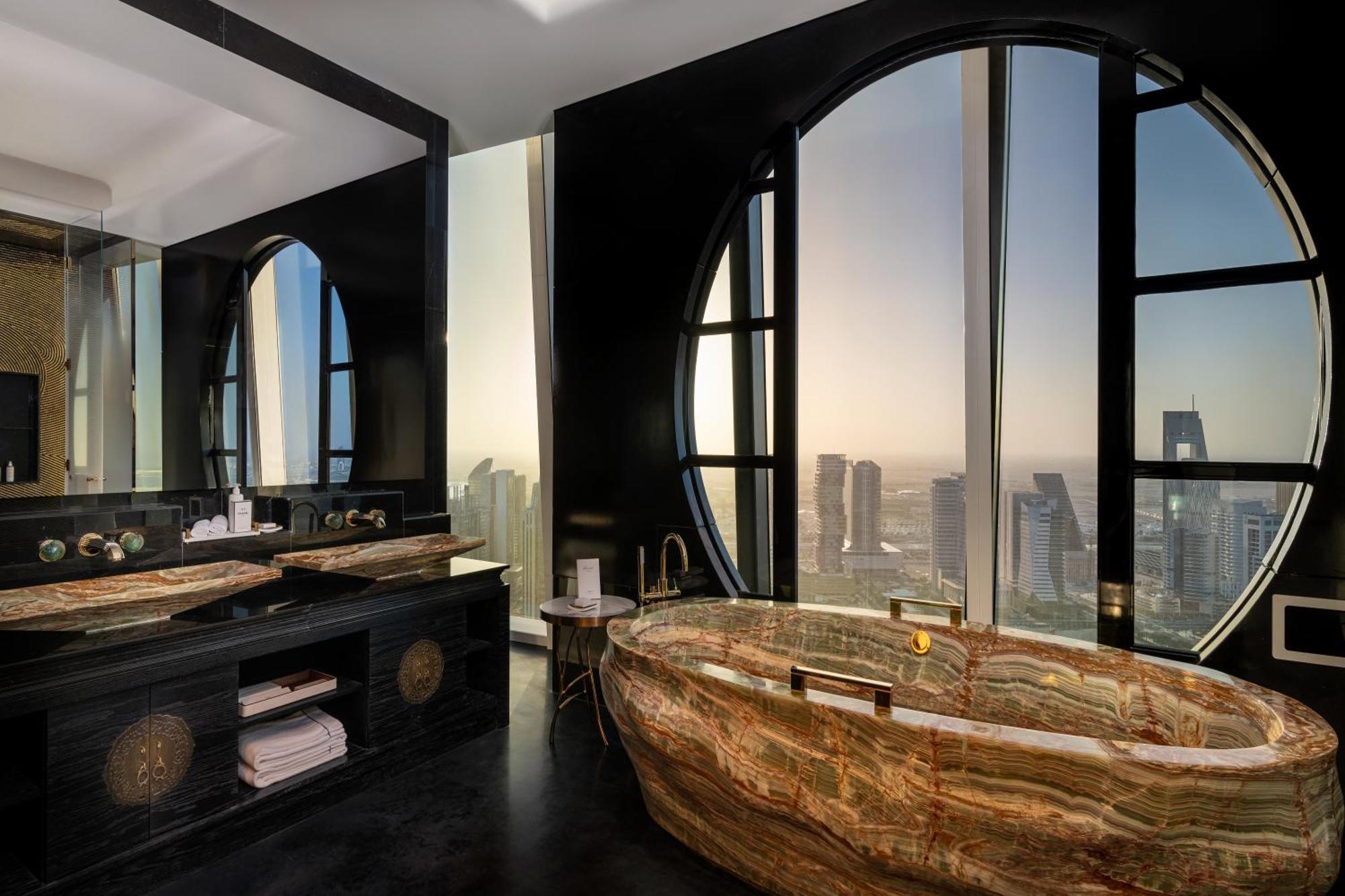 Fairmont Doha Hotell Lusail Rom bilde The bathroom of a suite